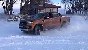 Buz tutan Çıldır Gölü'nde drift yaptılar