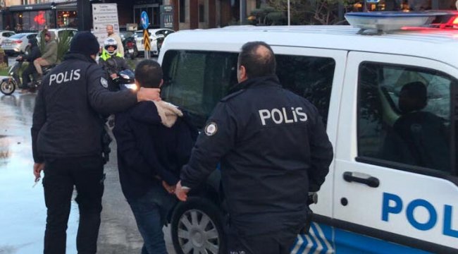 Cezaevi firarisi, polisi elinden bıçakladı
