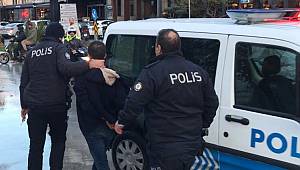 Cezaevi firarisi, polisi elinden bıçakladı