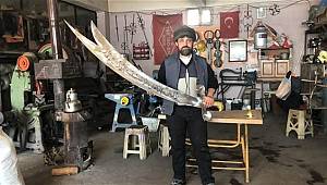 Demirci ustası, 'Zülfikar' kılıç yaptı