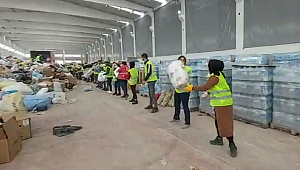 Deprem bölgesine gelen gönüllülerden 'yardım zinciri'