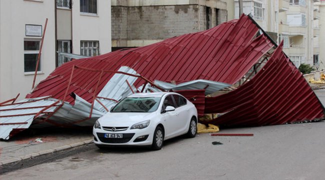 Fırtınada uçan çatı, evin camını kırıp, otomobilin üzerine düştü