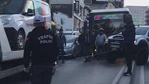 Kağıthane'de vatandaşlar arazi aracıyla, çekiciyi çektiler