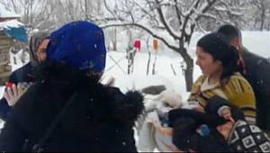 Kardan kapalı yol açıldı, köydeki çocuk hastaneye götürüldü