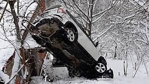 Kayganlaşan yolda kontrolden çıkan cip devrildi: 3 yaralı