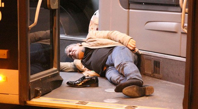 Mecidiyeköy'de metrobüs yolunda motosiklet kazası! Yaralılar var
