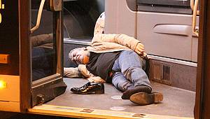 Mecidiyeköy'de metrobüs yolunda motosiklet kazası! Yaralılar var