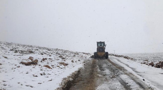 Nusaybin'de kardan dolayı kapanan yollar temizleniyor