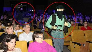 Öğrencilerin izlediği tiyatro oyununda şok görüntüler!