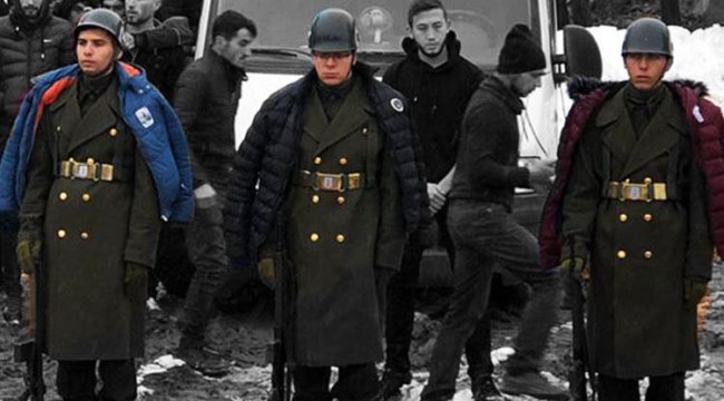 Şehit cenazesinde dikkat çeken an! Üşümesinler diye montlarını askerlere giydirdiler