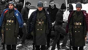 Şehit cenazesinde dikkat çeken an! Üşümesinler diye montlarını askerlere giydirdiler