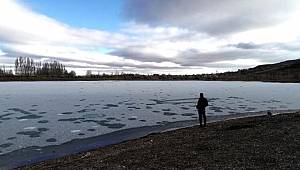 Sivas’ta, Serpincik Göleti’nin yüzeyi buz tuttu