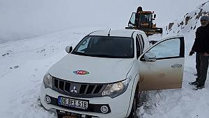 Sivas'ta yolda mahsur kalan teknik ekip, 3 saatlik çalışmayla kurtarıldı