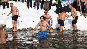 Soğuğa aldırmadan gölde yüzdüler!