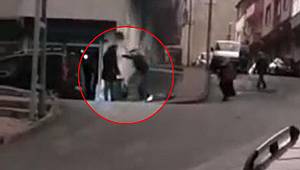 Sokak ortasında dehşet! Sopayla dövdü...