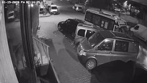 Sultangazi'de uyuyakalan minibüs sürücüsü park halindeki araçlara çarptı