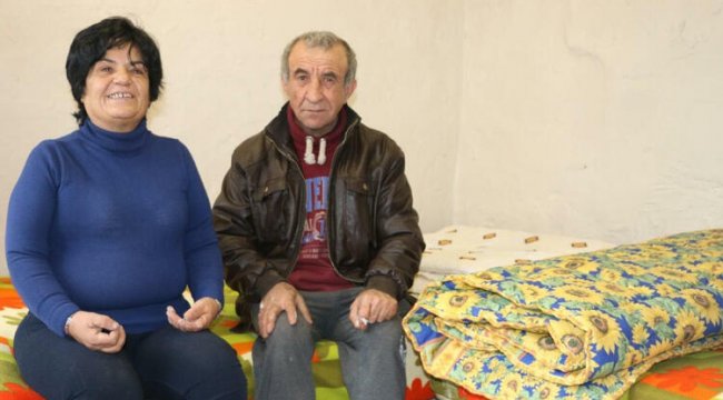 Tek odada yaşam mücadelesi veren engelli çifte yardım