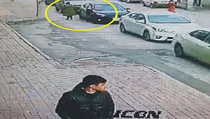 Turist kadının düşürdüğü cüzdanı alan motosikletli kamerada