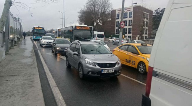 Üskdar'da kaza... Trafikte yoğunluk oluştu
