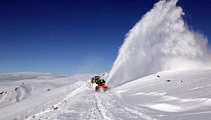 Van'da, 250 iş makinesi ve 1000 görevli ile kardan kapanan yollar açıldı