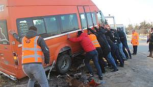 Yolcu minibüsü direğe ve ağaçlara çarptı: 11 yaralı