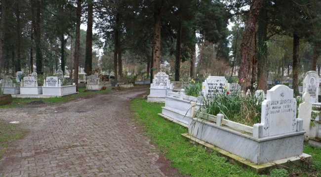 Yönleri farklı mezarlar şaşırtıyor! 'Ters görünüyor ama...'