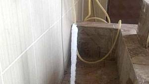 Adana'da musluktan akan su bile buz tuttu!