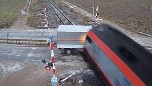 Afyonkarahisar'daki tren kazası güvenlik kamerasında