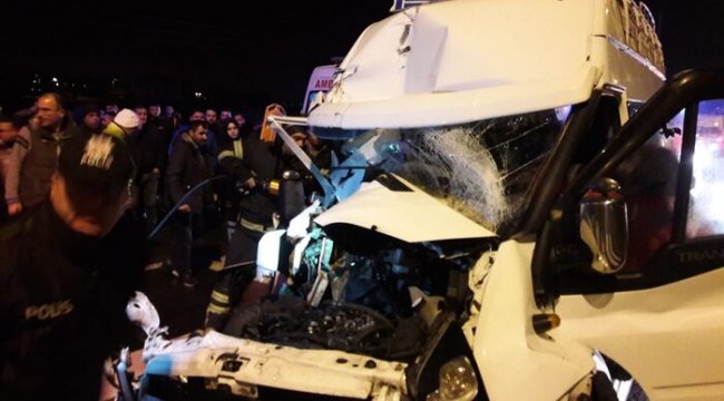 Aksaray'da tarım işçilerini taşıyan minibüs TIR'a çarptı: 12 yaralı