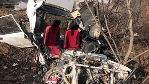 Ankara'da feci kaza! Araba hurdaya döndü