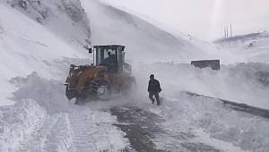 Araçlar son anda çığın altında kalmaktan kurtuldu