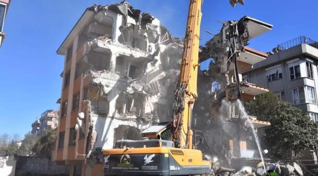 Bahçelievler'de ağır hasarlı 3 bina daha yıkıldı