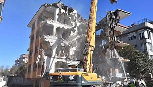 Bahçelievler'de ağır hasarlı 3 bina daha yıkıldı