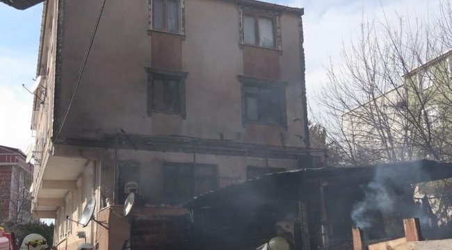 Baraka yangını yan binaya sıçradı