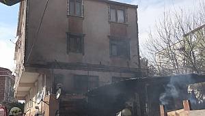 Baraka yangını yan binaya sıçradı