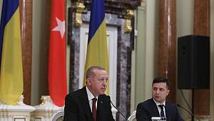 Başkan Erdoğan'ın kritik Ukrayna ziyaretinden kareler... Zelenskiy soğuğa rağmen bekledi ve böyle karşıladı