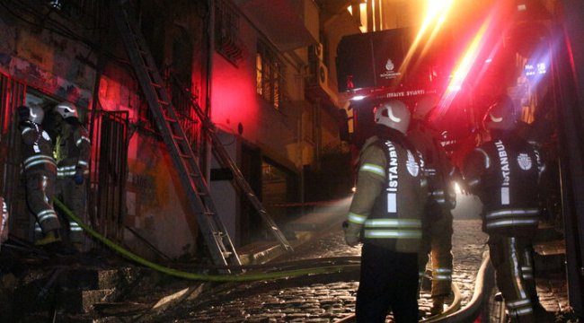Beyoğlu'nda metruk bina alev alev yandı