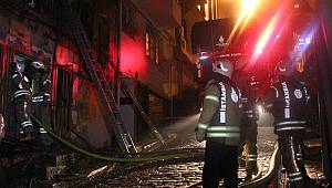 Beyoğlu'nda metruk bina alev alev yandı