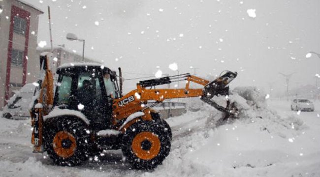 Bitlis'te kardan kapanan 575 yerleşim yeri, ulaşıma açıldı