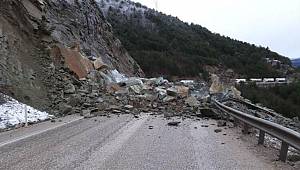 Bolu'da kara yolunda heyelan! Ankara yönünde ulaşıma kapandı 