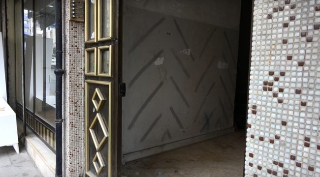 Böyle hırsızlık görülmedi! Güpegündüz apartman kapısını çaldılar