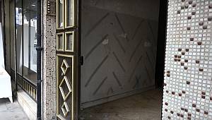 Böyle hırsızlık görülmedi! Güpegündüz apartman kapısını çaldılar