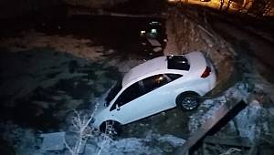 Buzda kayan otomobil inşaat çukuruna uçtu