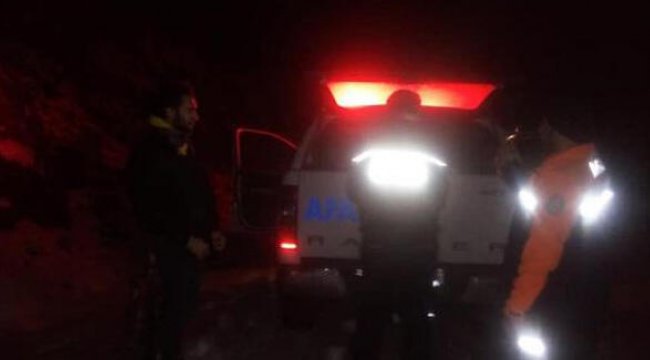 Dağda mahsur kalan genç, donmak üzereyken kurtarıldı