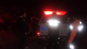 Dağda mahsur kalan genç, donmak üzereyken kurtarıldı