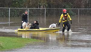 Dennis Fırtınası nedeniyle İngiltere'nin bazı yerleri için 