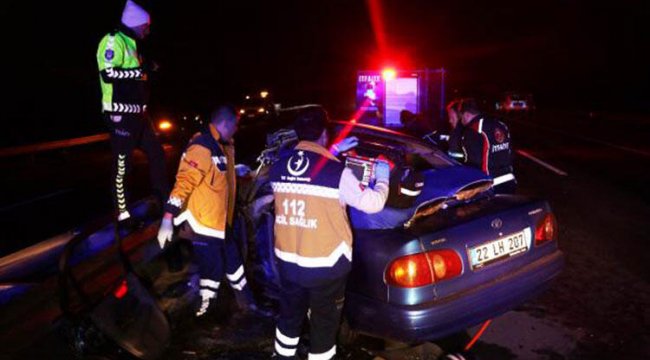 Edirne'de feci kaza! Önce kamyona, sonra bariyere çarptı...