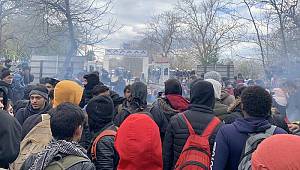 Edirne'de Pazarkule Sınır Kapısı'nda bekleyiş: 'Artık geri dönüş yok'