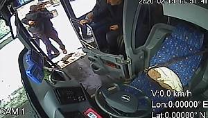 Engelli genci kucağında taşıyıp otobüse bindirdi