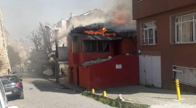 Fatih’te korkutan alevler